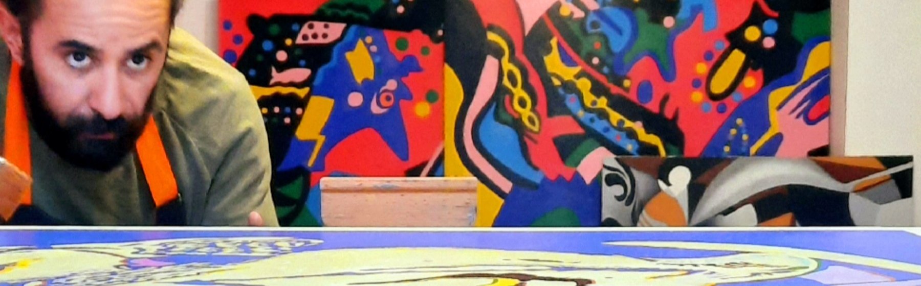 Claudio Rojas en su taller, entre sus cuadros